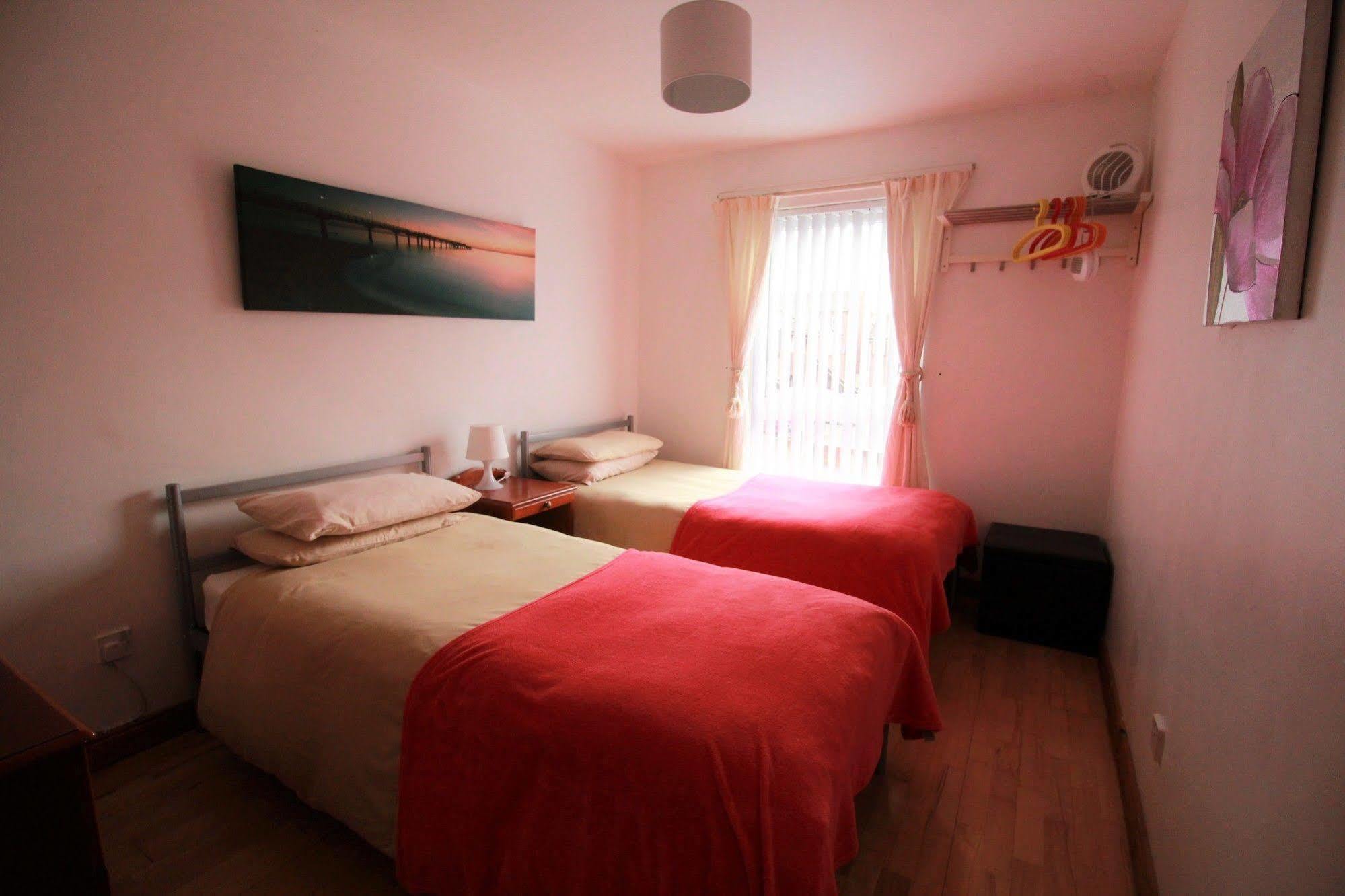 Perfect Central City Location - Parking - 3 Beds - 2 Bedrooms เบลฟาสต์ ภายนอก รูปภาพ