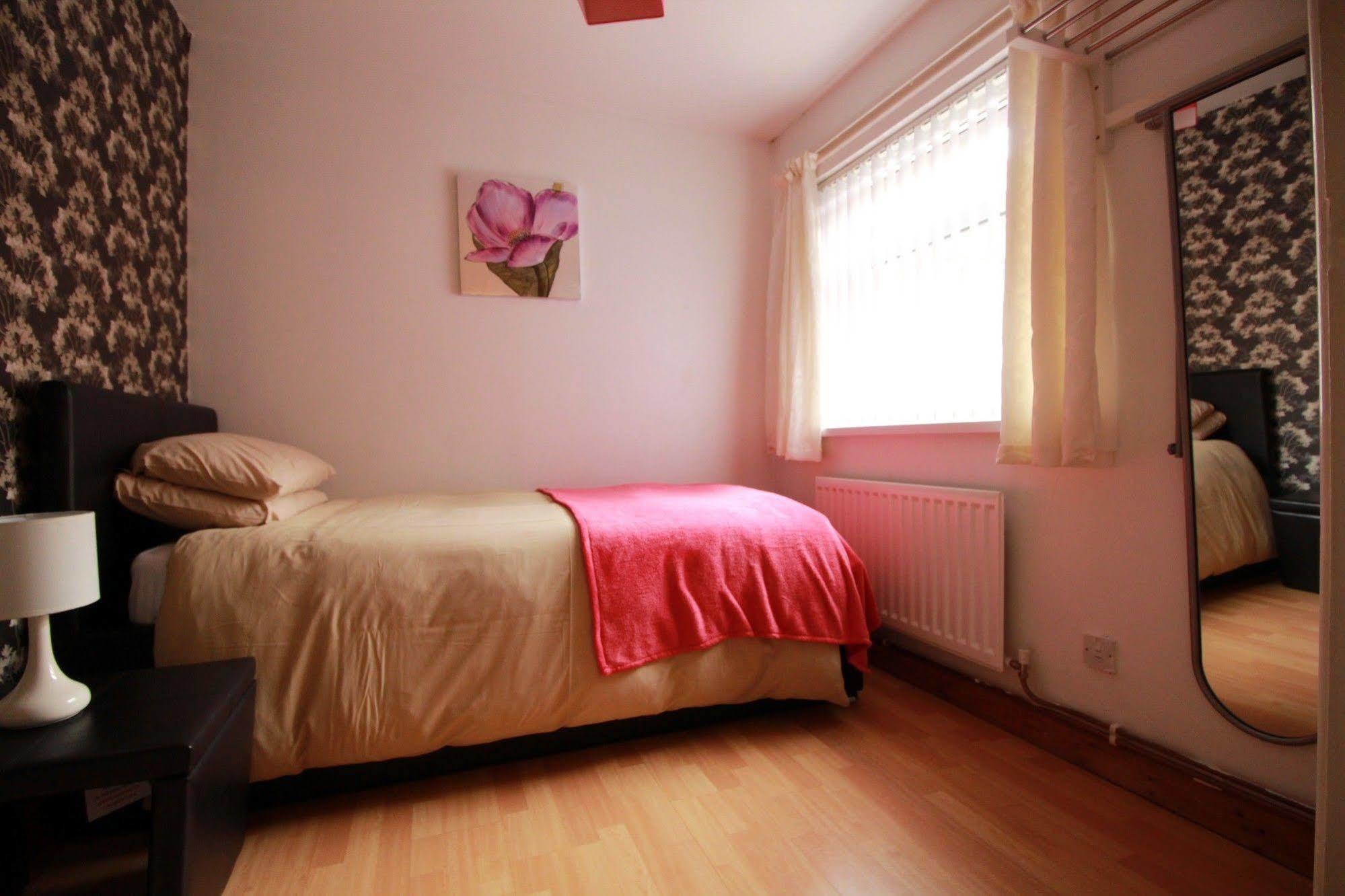 Perfect Central City Location - Parking - 3 Beds - 2 Bedrooms เบลฟาสต์ ภายนอก รูปภาพ