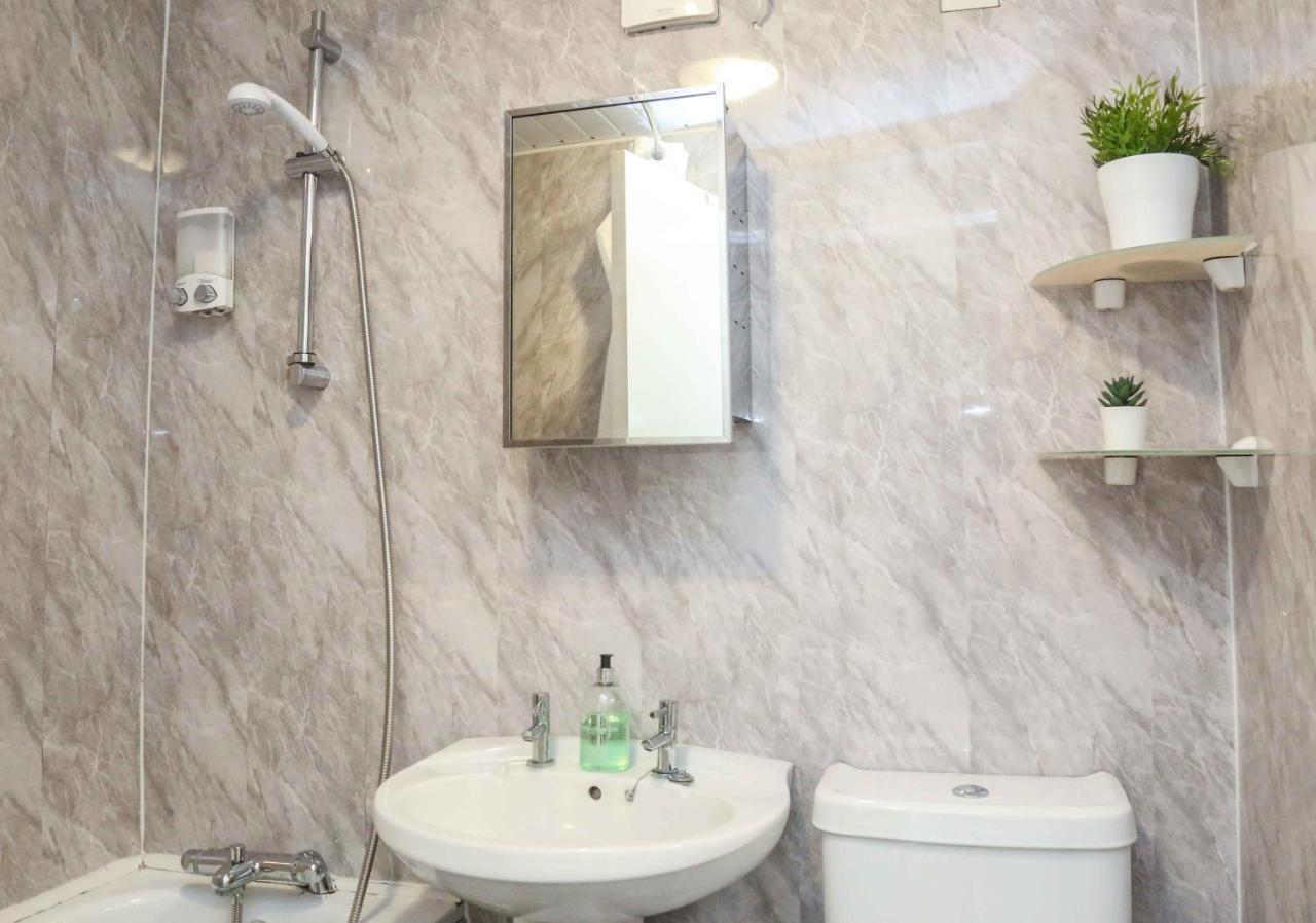 Perfect Central City Location - Parking - 3 Beds - 2 Bedrooms เบลฟาสต์ ภายนอก รูปภาพ
