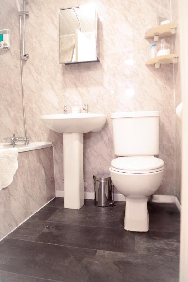 Perfect Central City Location - Parking - 3 Beds - 2 Bedrooms เบลฟาสต์ ภายนอก รูปภาพ